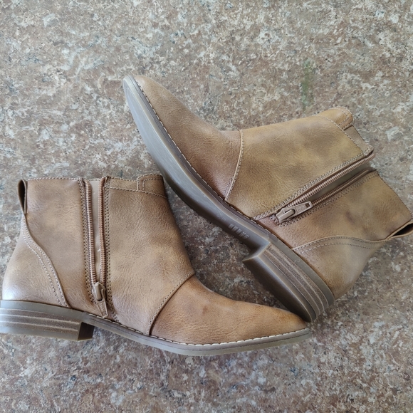 Women's AE Brown Western Ankle Boots - Picture 5 of 8